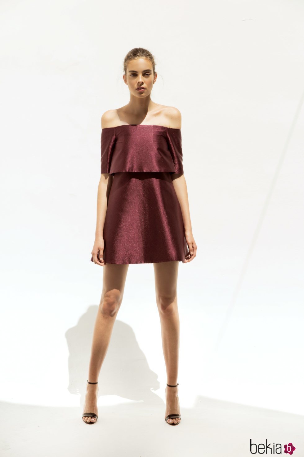 Mini vestido burdeos brillante en palabra de honor de la nueva colección de 'Shopie et Voilà'