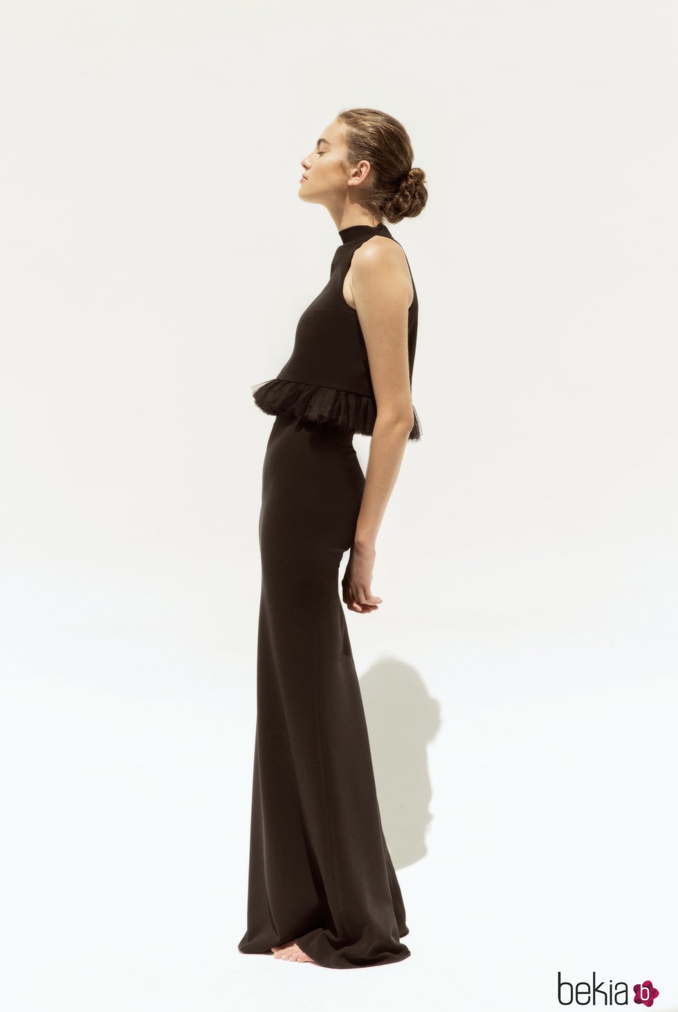 Vestido negro largo con efecto de dos piezas por los volantes de la cintura de la nueva colección de 'Shopie et Voilà'