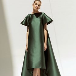 Vestido verde brillante asimétrico de la nueva colección nupcial de 'Shopie et Voilà'