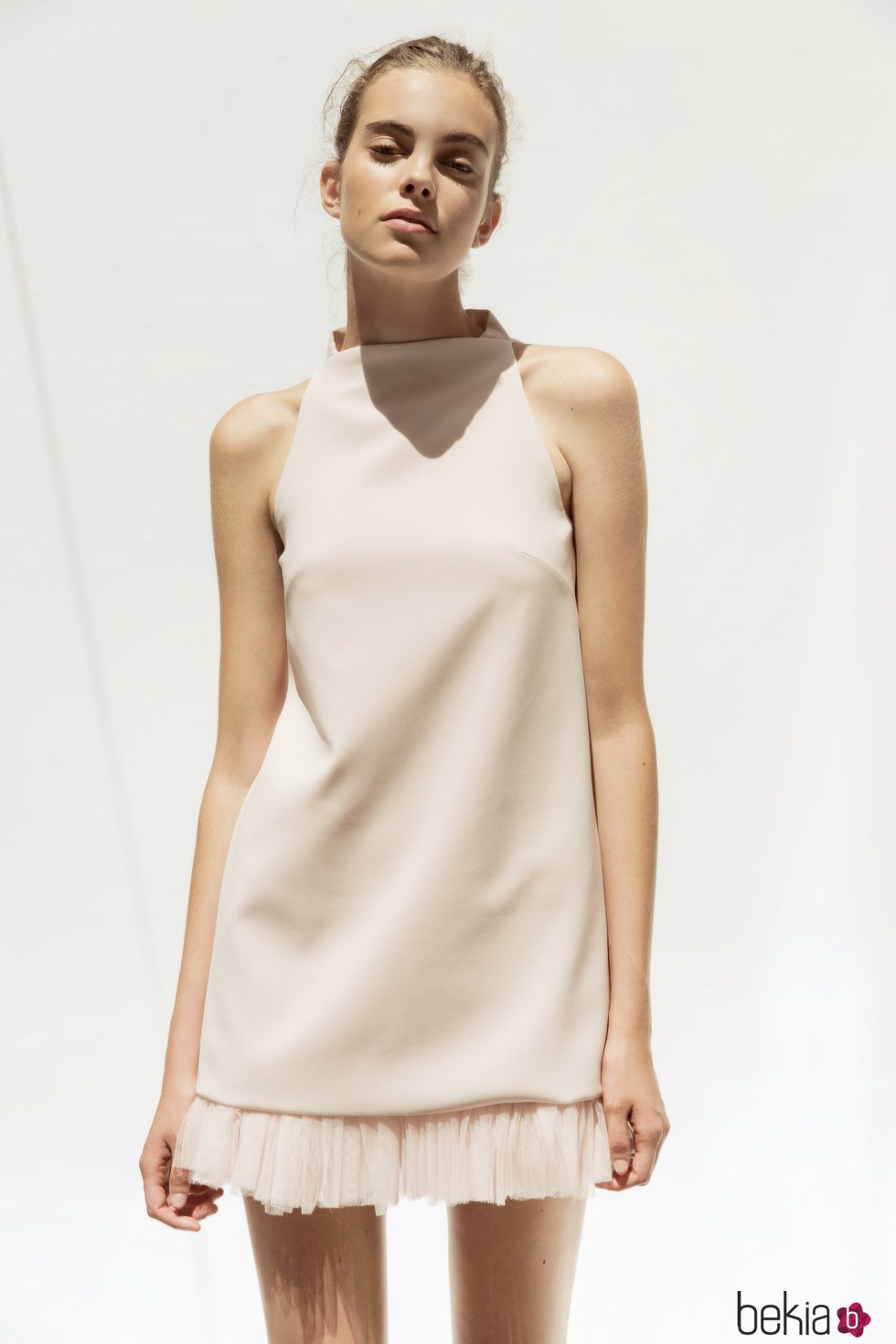 Mini vestido rosa palo con cuello halter y bajo de tul de la nueva colección de 'Shopie et Voilà'