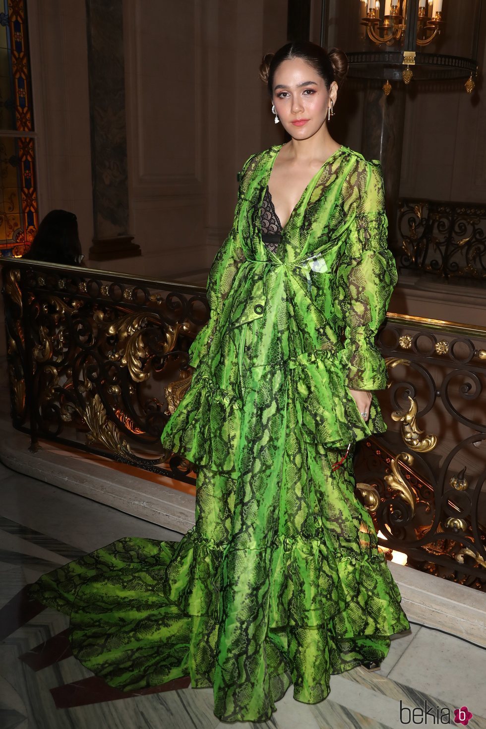 Araya A. Hargate con un vestido vaporoso verde y estampado de serpiente en la Fashion Week París