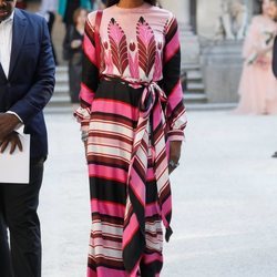 Naomi Campbell con un vestido de estampado asimétrico morado y rosa en la Fashion Week de París