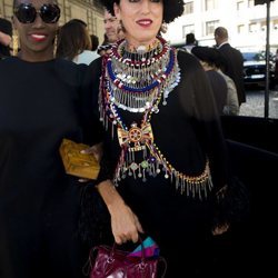 Rossy de Palma con collar XXL colorido en el desfile de Valentino en la Fashion Week de París