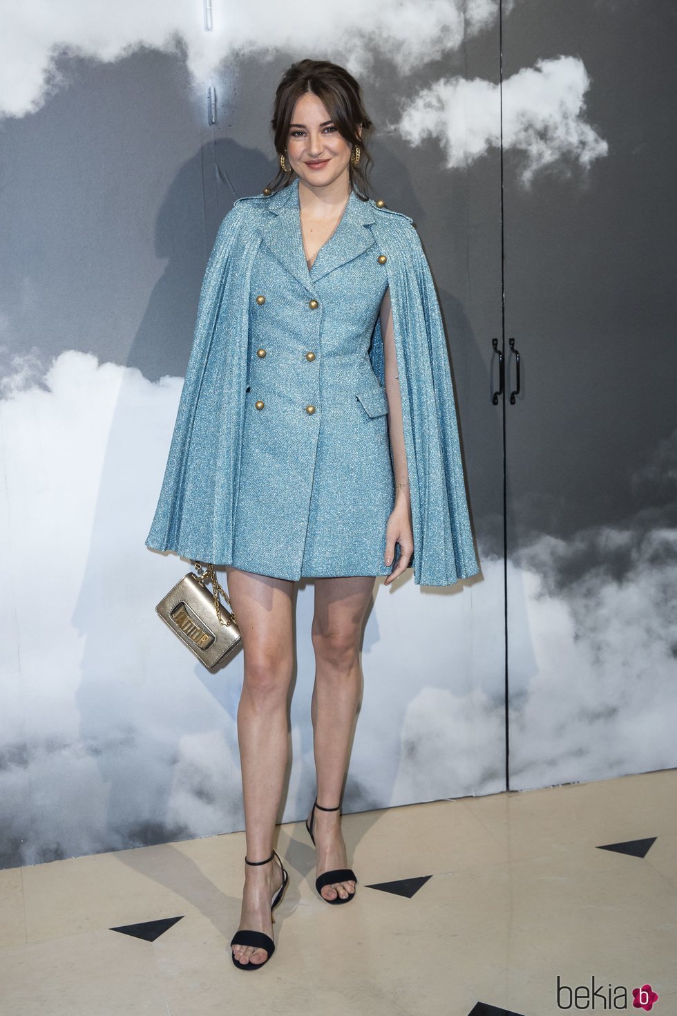 Shailene Woodley con un mini vestido blazer azul celeste en el desfile de Dior de la Fashion Week de París