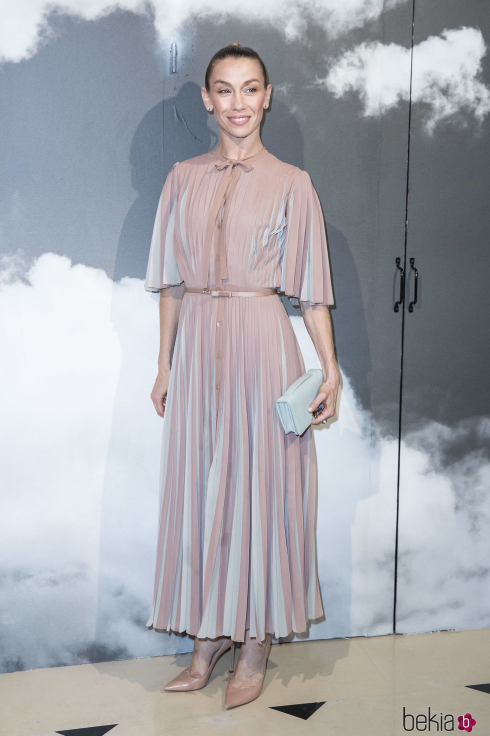 Eleonora Abbagnato con vestido plisado bicolor en la fashion week de París