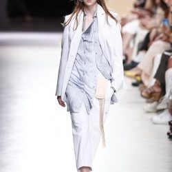 Conjunto de camisa lencera y pantalón de lino blanco de la colección primavera/verano 2020 de Ángel Schlesser en la MBFWMadrid julio 2019