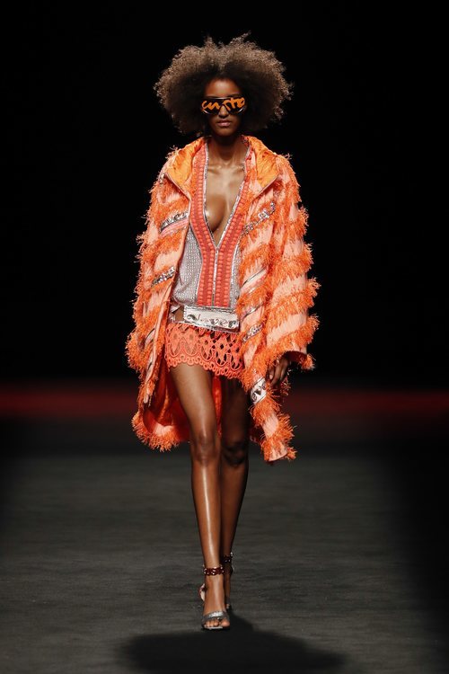 Modelo desfilando con un look en color naranja de la colección primavera/verano 2020 de Custo Barcelona en la MBFWMadrid julio 2019