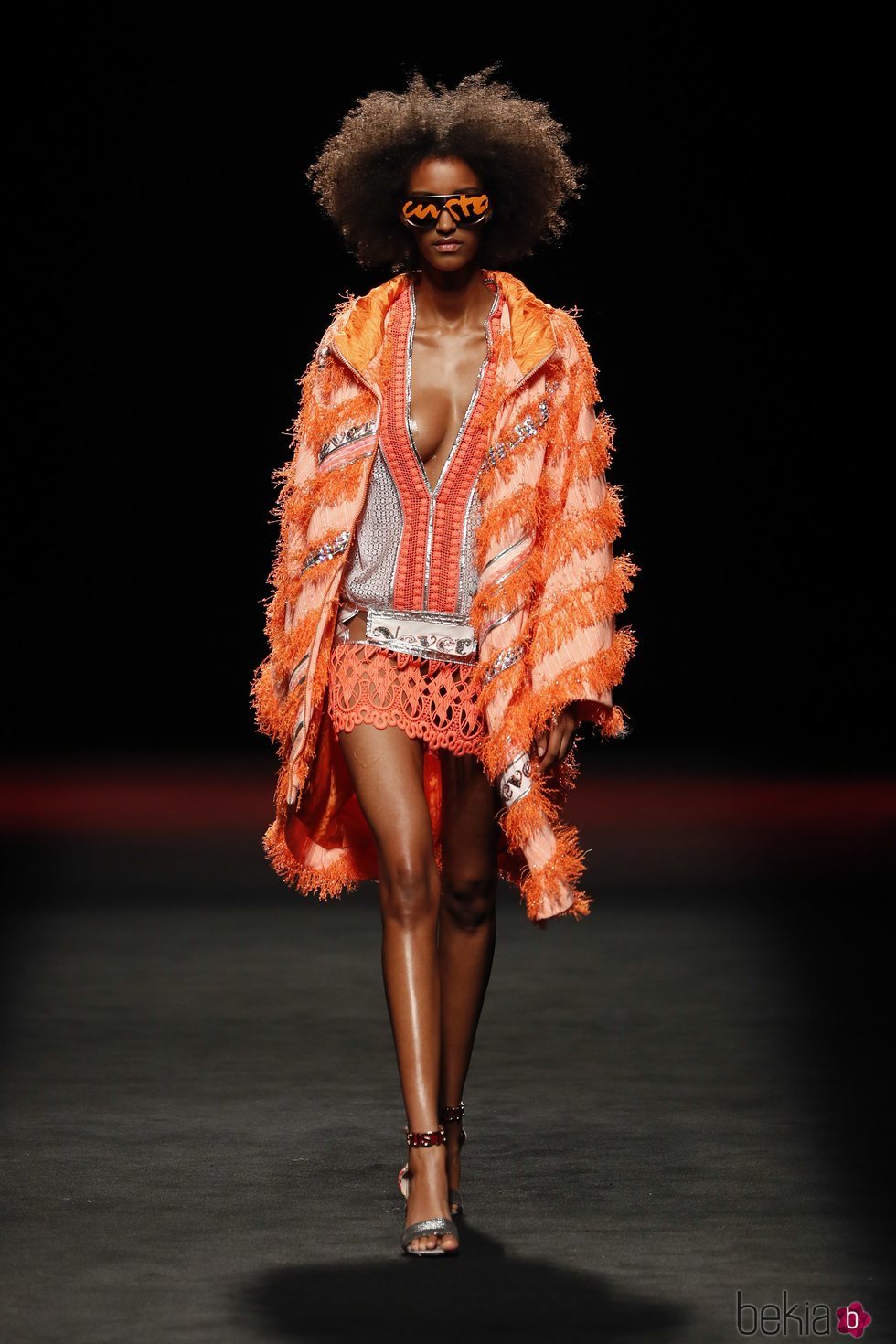 Modelo desfilando con un look en color naranja de la colección primavera/verano 2020 de Custo Barcelona en la MBFWMadrid julio 2019