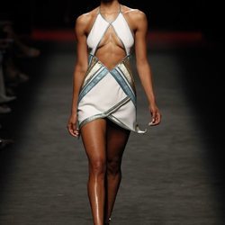 Modelo con un vestido asimétrico de la colección primavera/verano 2020 de Custo Barcelona en la MBFWMadrid 2019