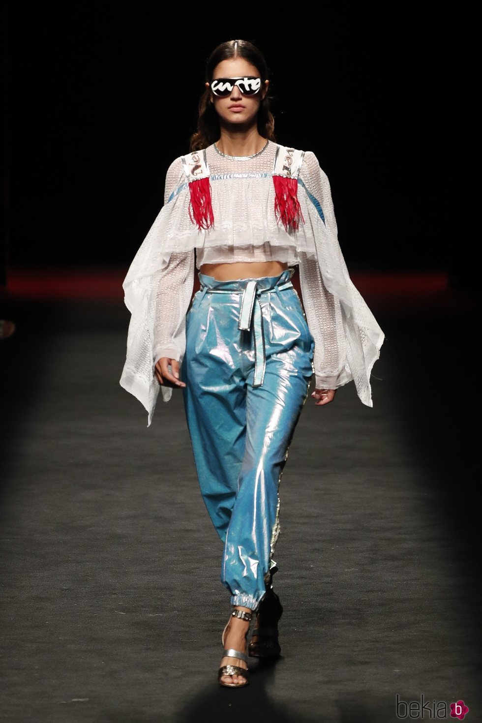 Modelo con un conjunto de pantalón y blusa  de la colección primavera/verano 2020 de Custo Barcelona en la MBFWMadrid julio 2019