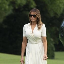 Melania Trump se enfunda un vestido plisado blanco de Ralph Lauren