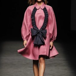 Vestido con volante rosa y negro colección primavera-verano 2020 de Devota & Lomba