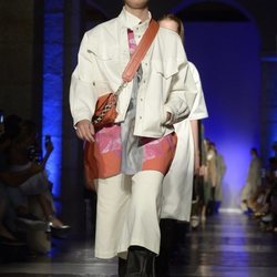 Modelo con un conjunto de cazadora y falda de la colección primavera/verano 2020 de Roberto Verino
