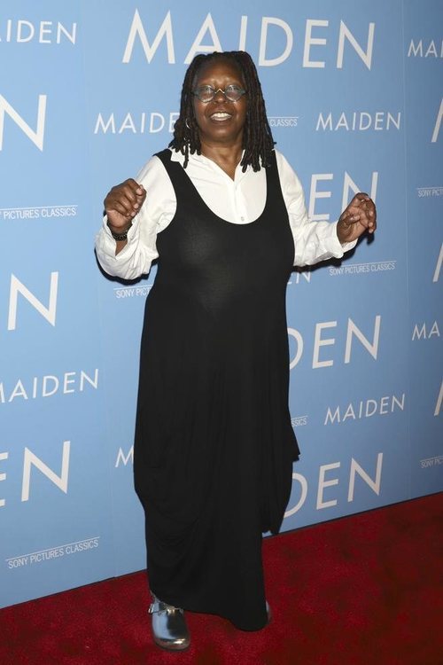 Whoopi Goldberg se enfunda en un vestido negro con una camisa blanca de popelín en la presentación de Maiden