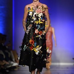 Modelo luciendo un vestido negro  de la colección primavera/verano 2020 de Roberto Verino
