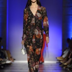 Modelo con un vestido largo estampado de la colección primavera/verano 2020 de Roberto Verino