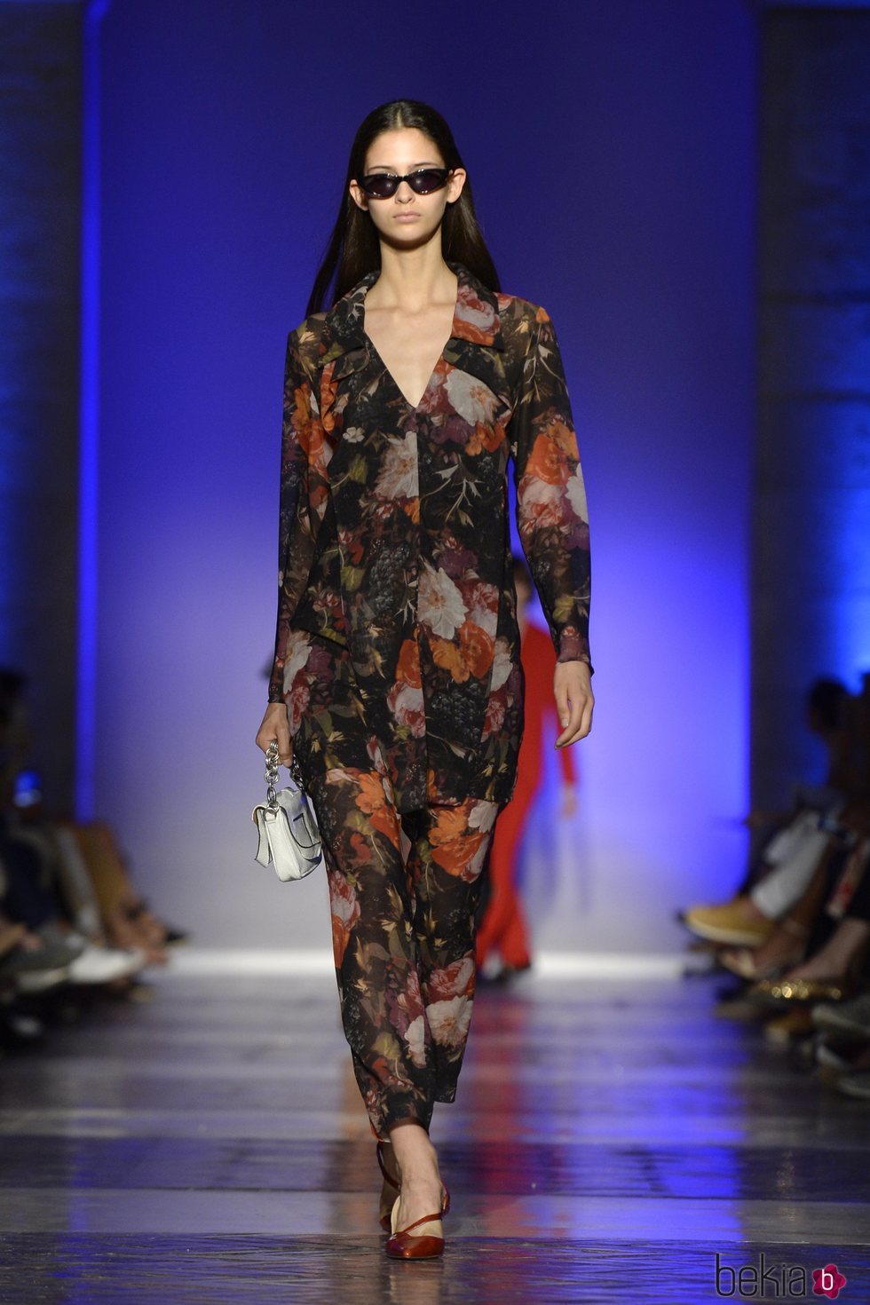 Modelo con un vestido largo estampado de la colección primavera/verano 2020 de Roberto Verino