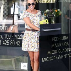 Paula Echevarria con vestido floral saliendo de un centro de estética en Madrid
