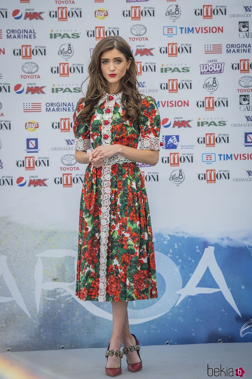 Natalia Dyer con un vestido floral con puntilla en la presentación de la tercera temporada de Stranger Things