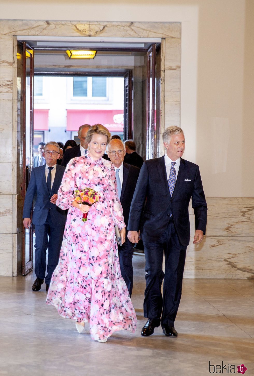 La Reina Matilde de Bélgica con un vestido de estampado floral de la firma Erdem en un espectáculo celebrado en la Ópera de Bruselas