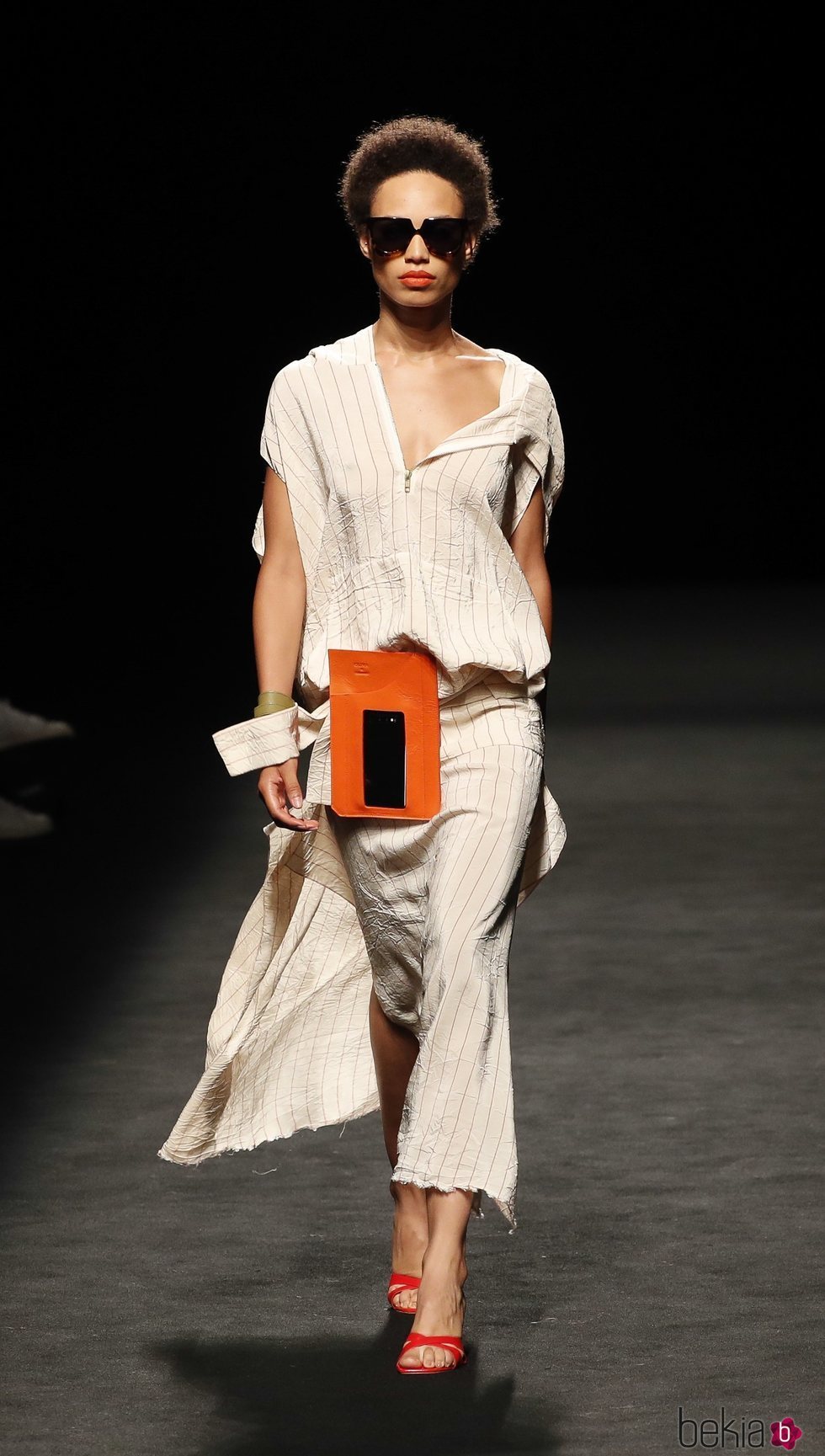 Accesorio para llevar el smartphone en la cintura de la nueva colección de Juanjo Oliva x Samsung