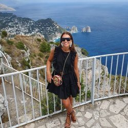 Paula Echevarría en Capri con un vestido negro