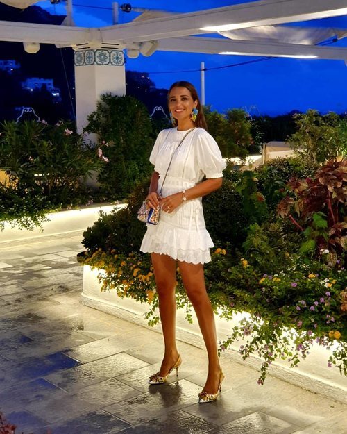 Paula Echevarria en Capri con un mini vestido blanco