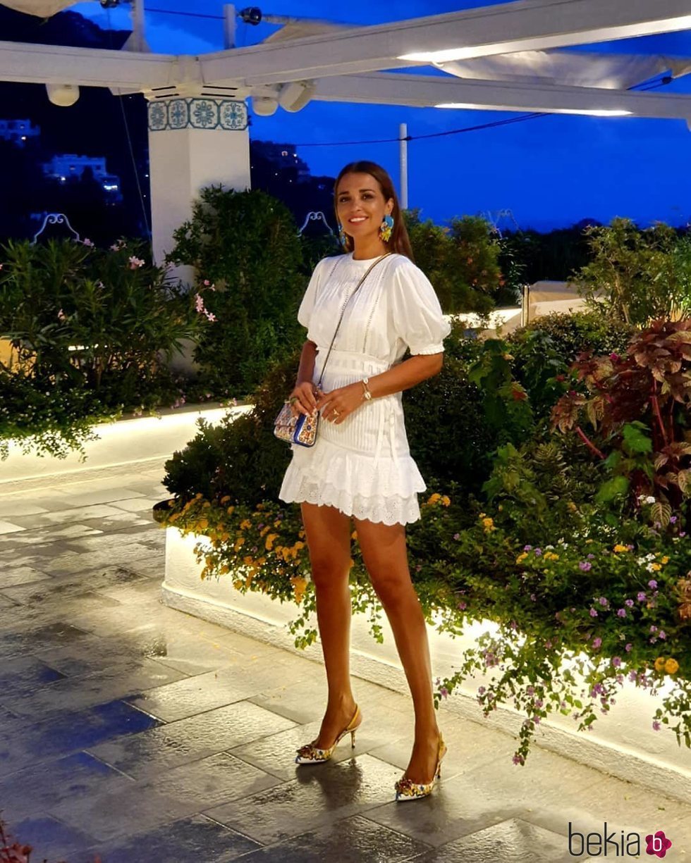 Paula Echevarria en Capri con un mini vestido blanco