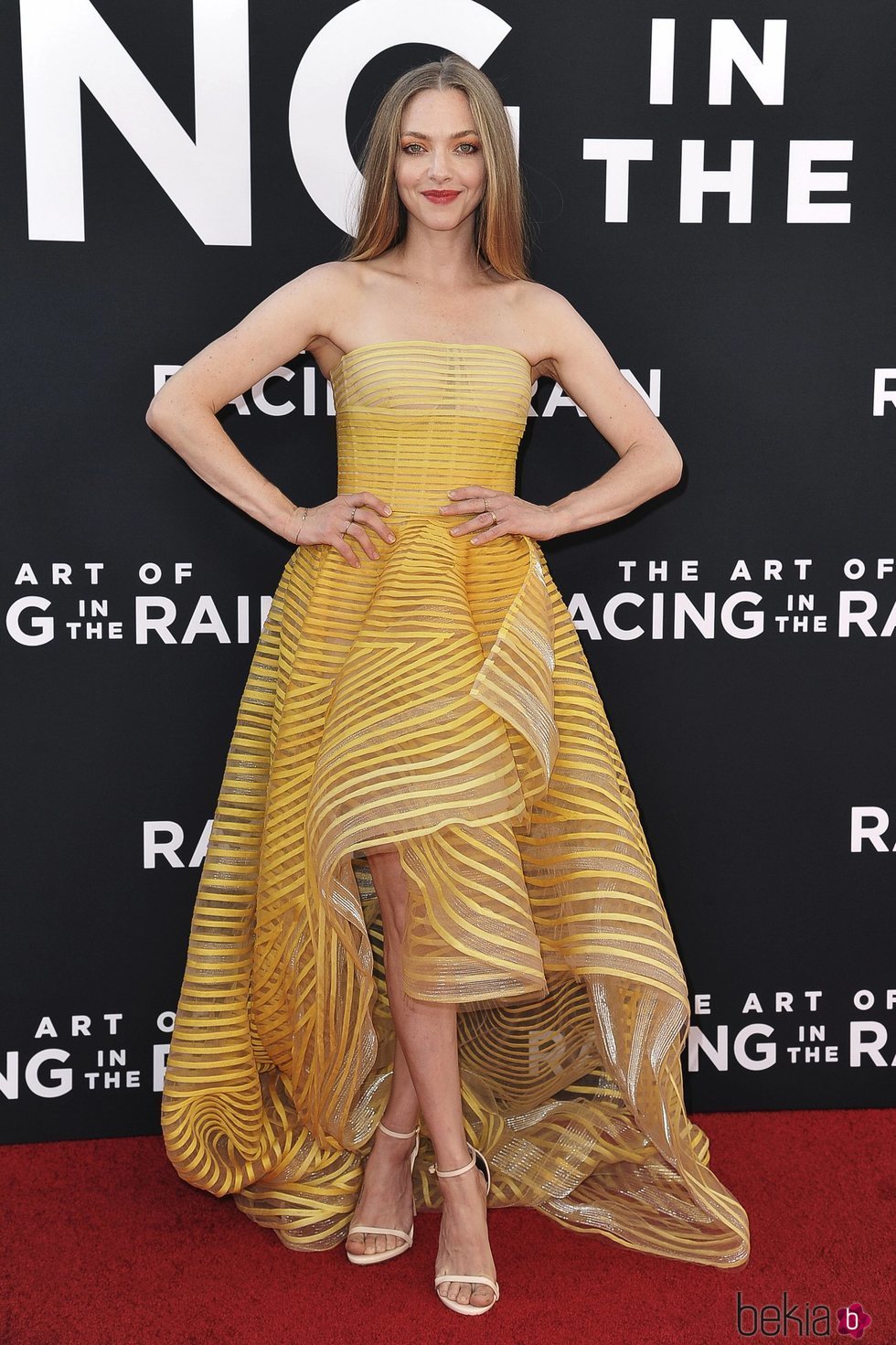 Amanda Seyfried en la presentación de The Art of Racing con un dramático vestido amarillo