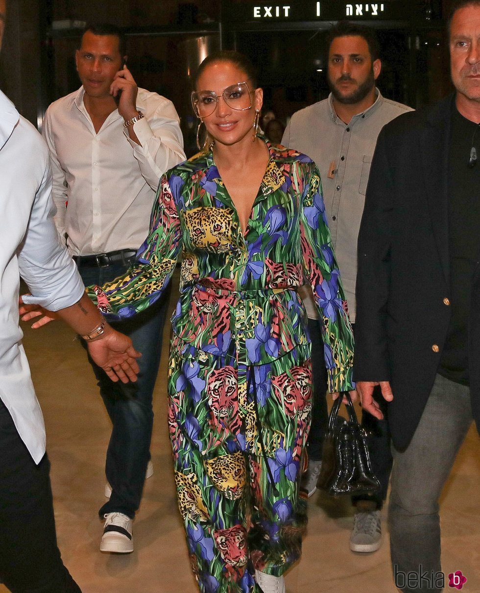Jennifer Lopez y su animal print aterrizan en Tel Aviv, lista para un concierto multitudinario