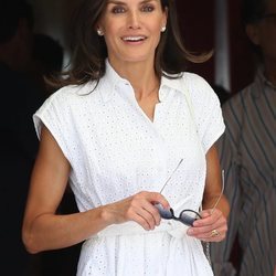 La Reina Letizia deslumbra con un vestido blanco y alpargatas en su llegada a la Mallorca