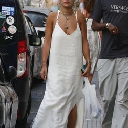 Rita Ora se rinde al blanco ibicenco durante sus vacaciones en la isla