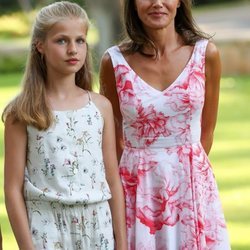 La Reina Letizia con un vestido de flores y alpargatas en el posado de verano en Marivent