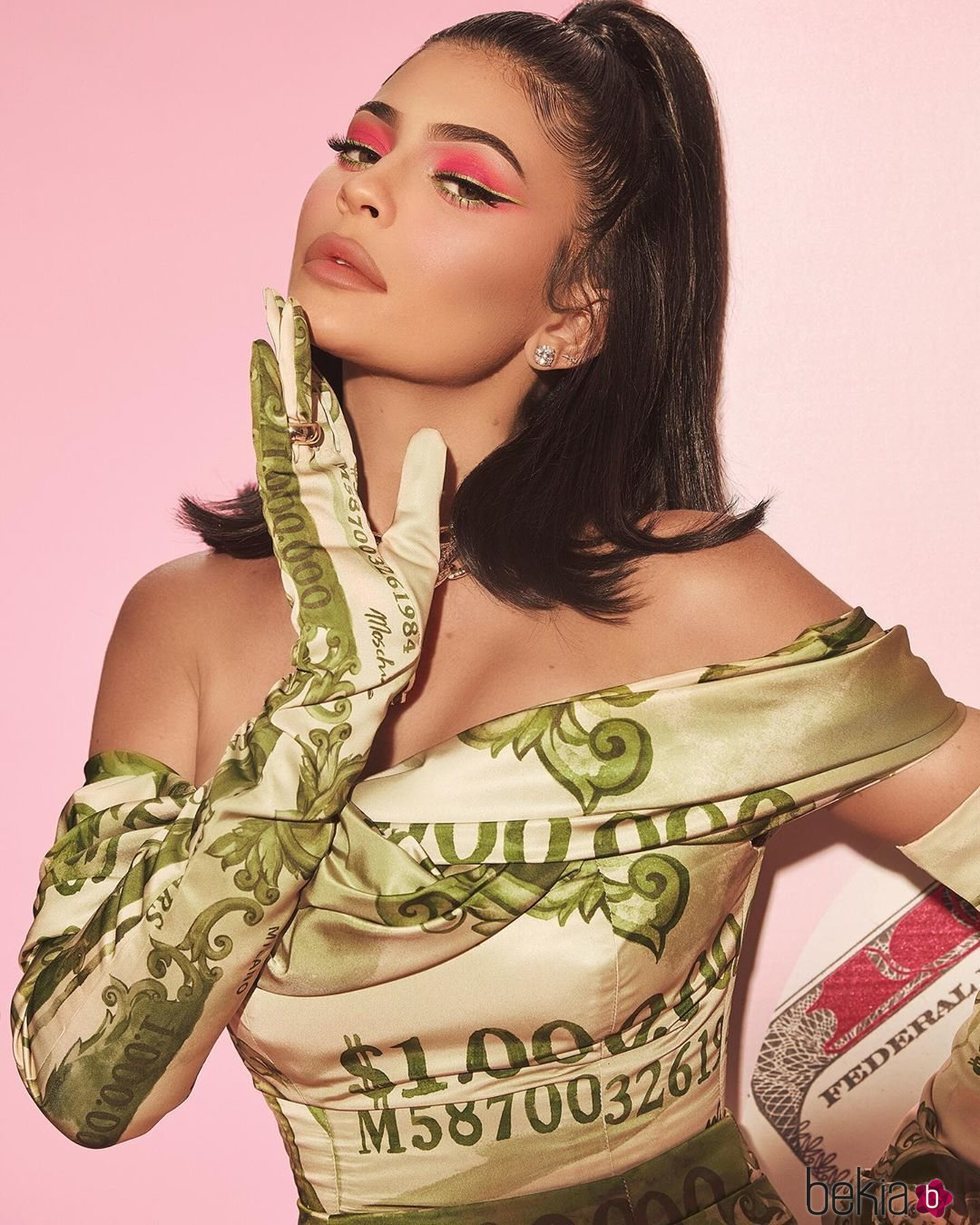 Kylie Jenner con un traje con estampado de dólares americanos de Moschino