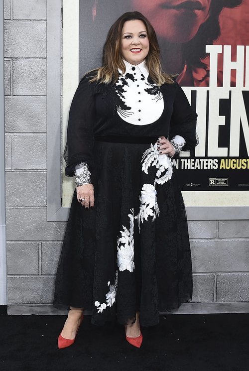 Melissa McCarthy en la presentación de 'The Kitchen' enfundada en un vestido largo negro y cuello de camisa inglés