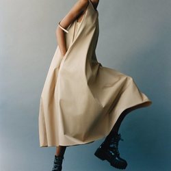 Maxi vestido beige de la colección 'Pretty Bold' de Zara TRF