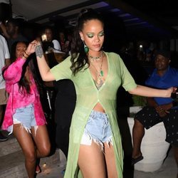 Rihanna con una cárdigan verde lima larga de Jacquemus