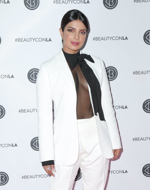 Priyanka Chopra Jonas asiste al Beautycon con un traje corte sastre en blanco impoluto