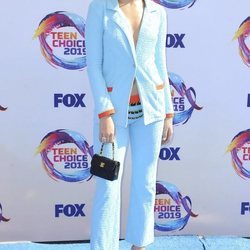 Maddie Ziegle con un traje de Chanel en los Premios Teen Choice 2019