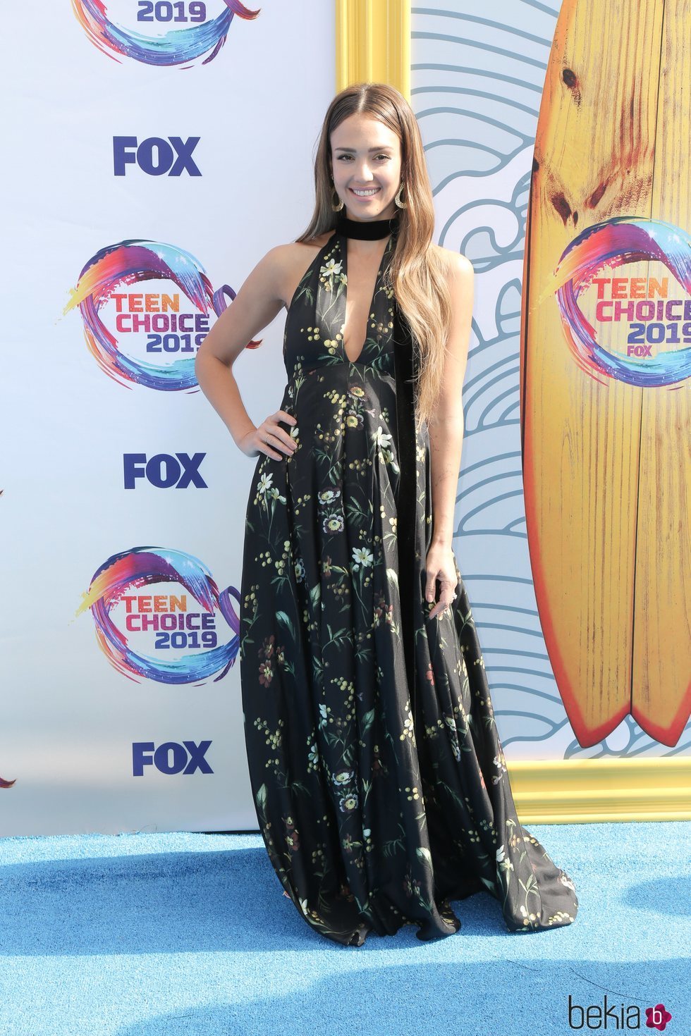 Jessica Alba con un vestido de invierno en los Premios Teen Choice 2019