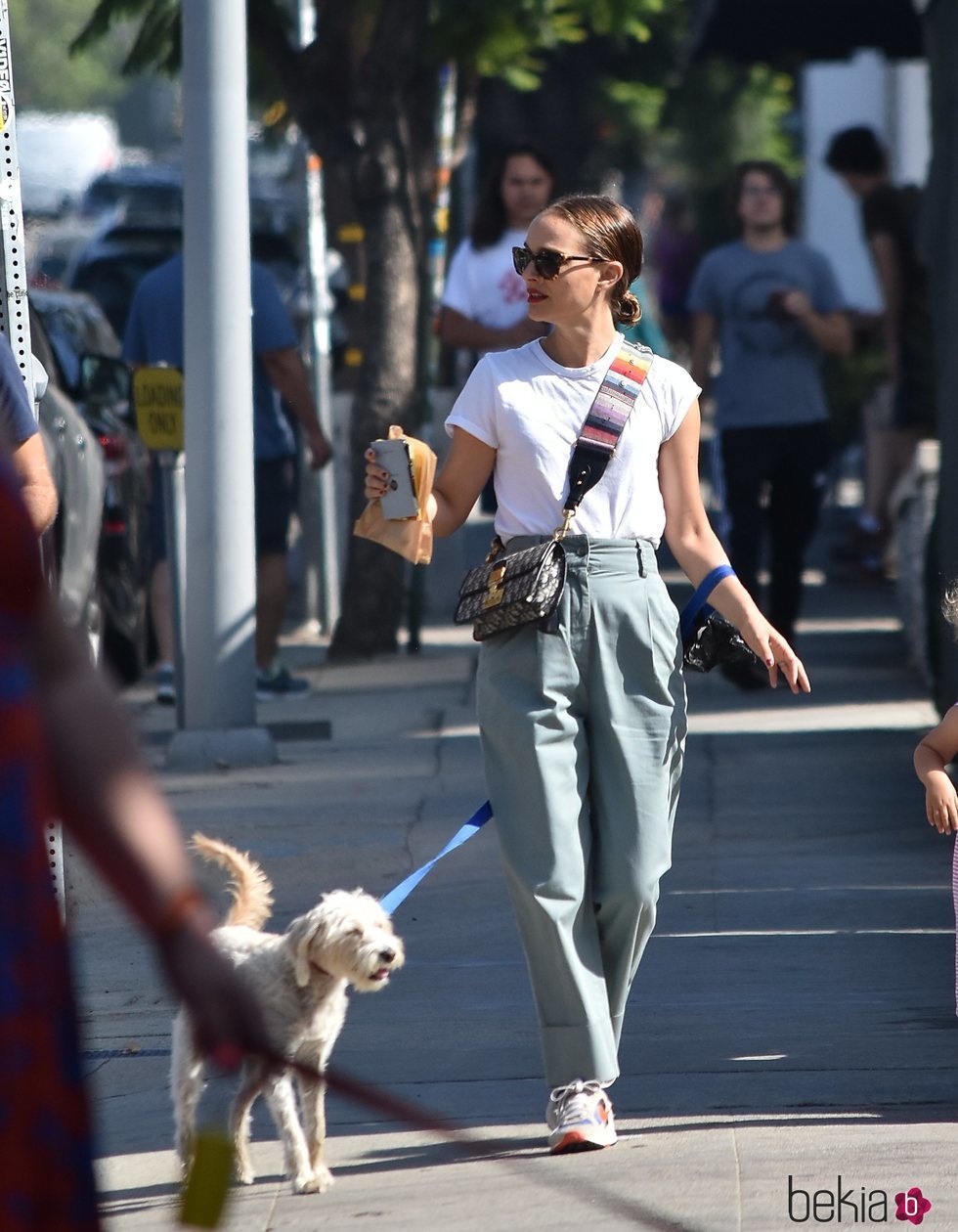 Natalie Portman paseando a su perro por las calles de California