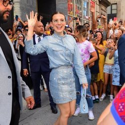 Millie Bobby Brown con un total denim 'made in 2000'