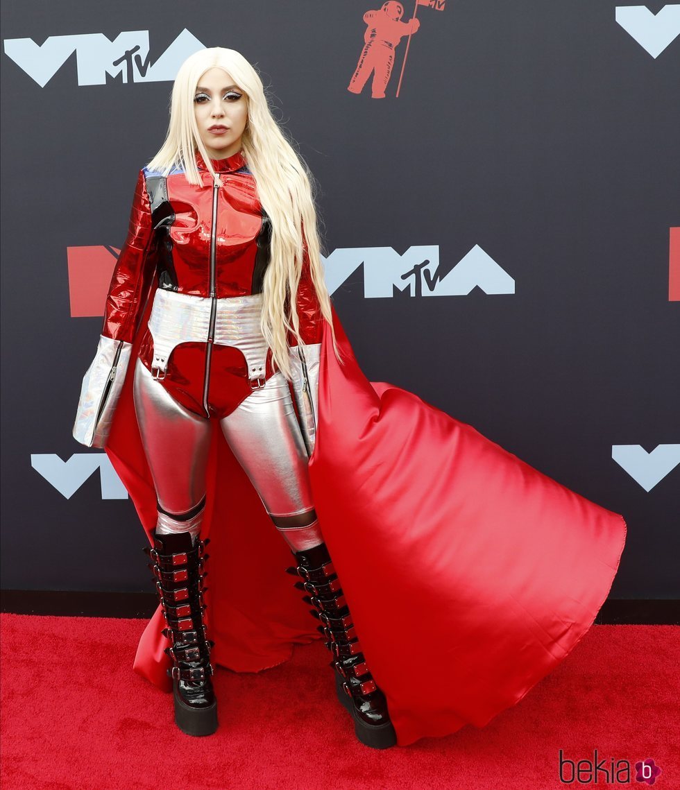 Ava Max en la alfombra roja de los Premios MTV VMAs 2019