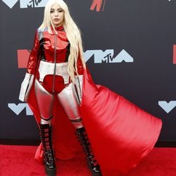Ava Max en la alfombra roja de los Premios MTV VMAs 2019