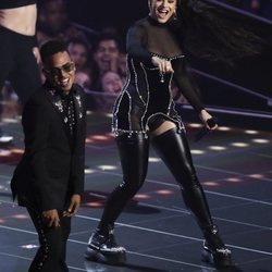 Rosalía con un corsé negro y pedrería durante en los Premios MTV VMAs 2019