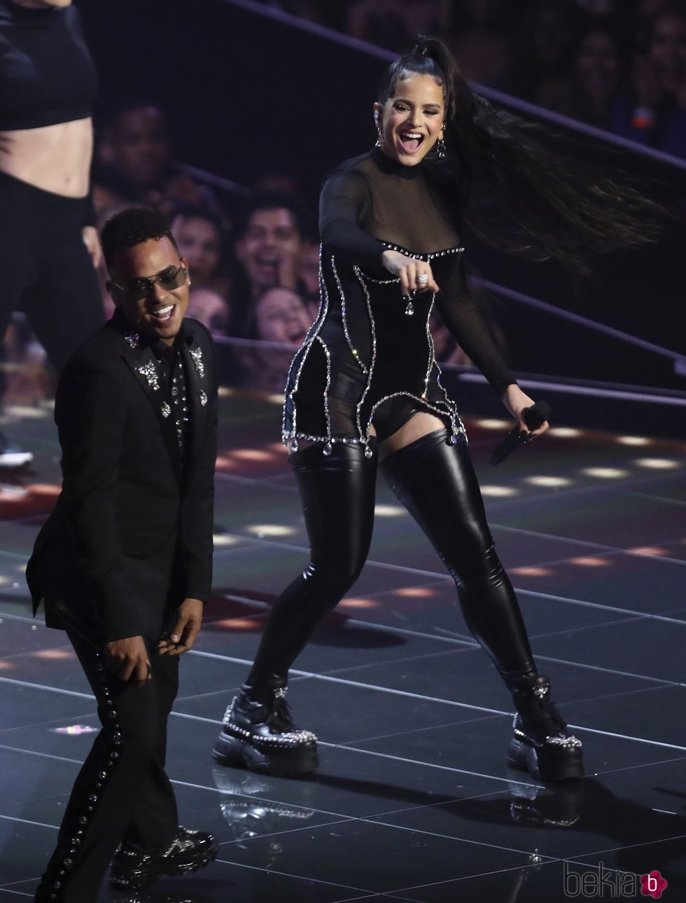 Rosalía con un corsé negro y pedrería durante en los Premios MTV VMAs 2019