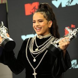 Rosalía después de la entrega de Premios MTV VMAs 2019 con un little black dress