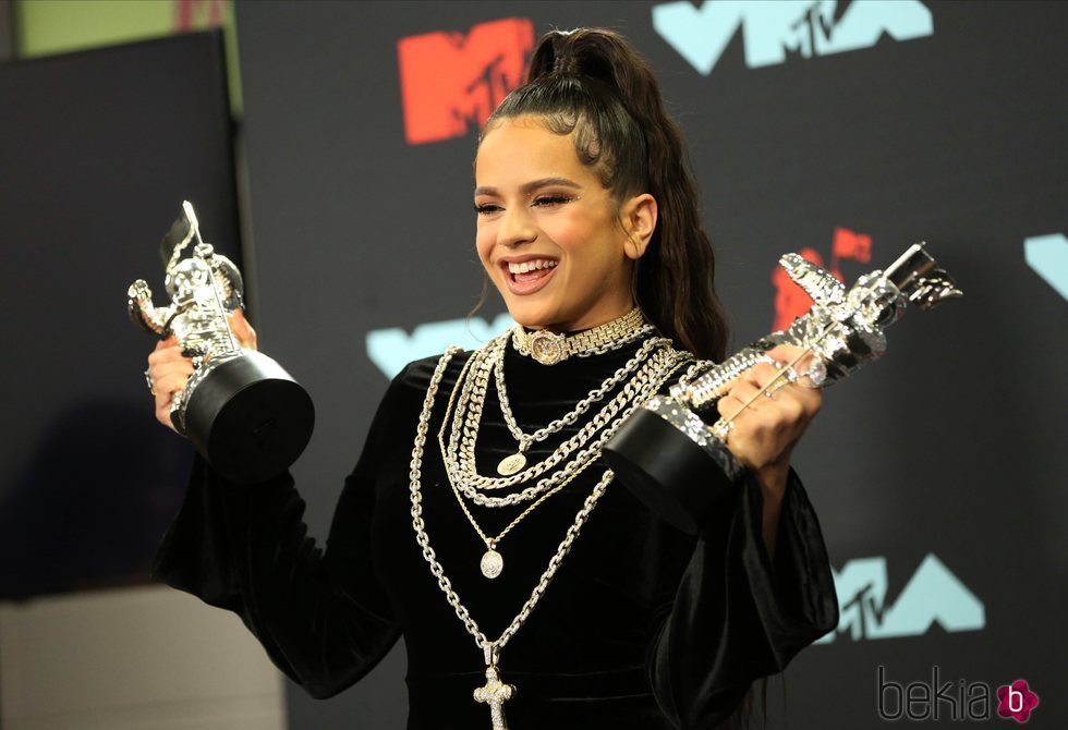 Rosalía después de la entrega de Premios MTV VMAs 2019 con un little black dress