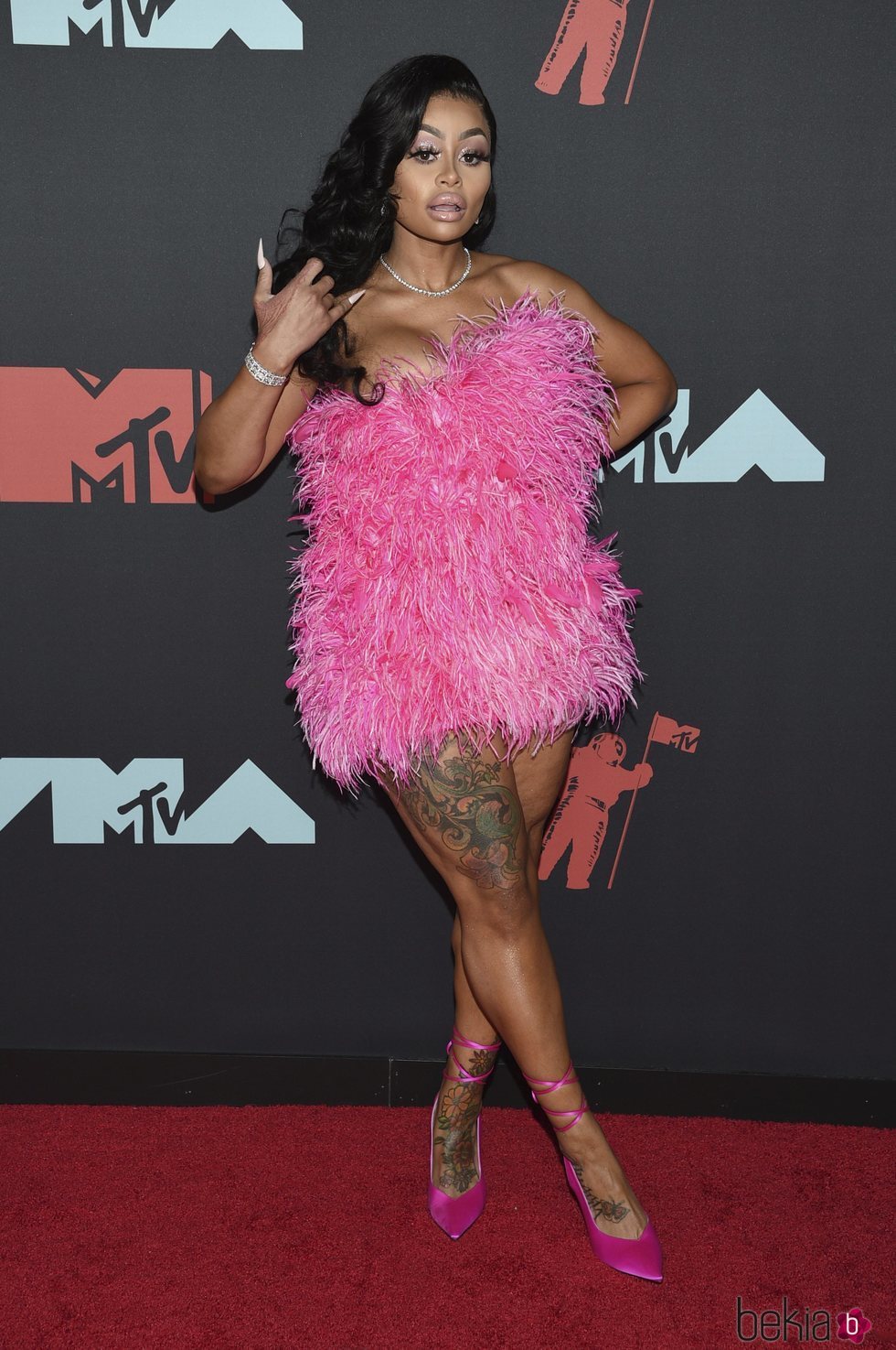 Blac Chyna con un minivestido rosa de plumas de Attico en los MTV VMAs 2019