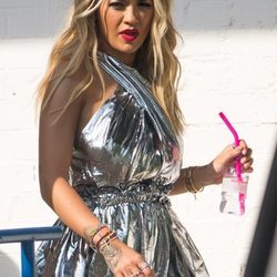 Rita Ora y un vestido globo metalizado en su tour promocional en Berlín